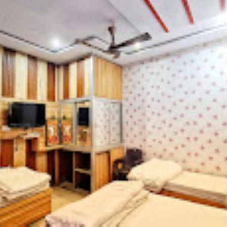 Abhiraj Guest House Матхура Экстерьер фото