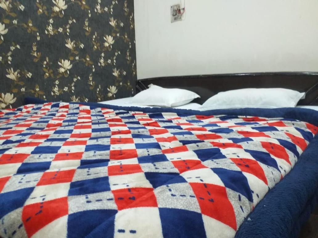 Abhiraj Guest House Матхура Экстерьер фото