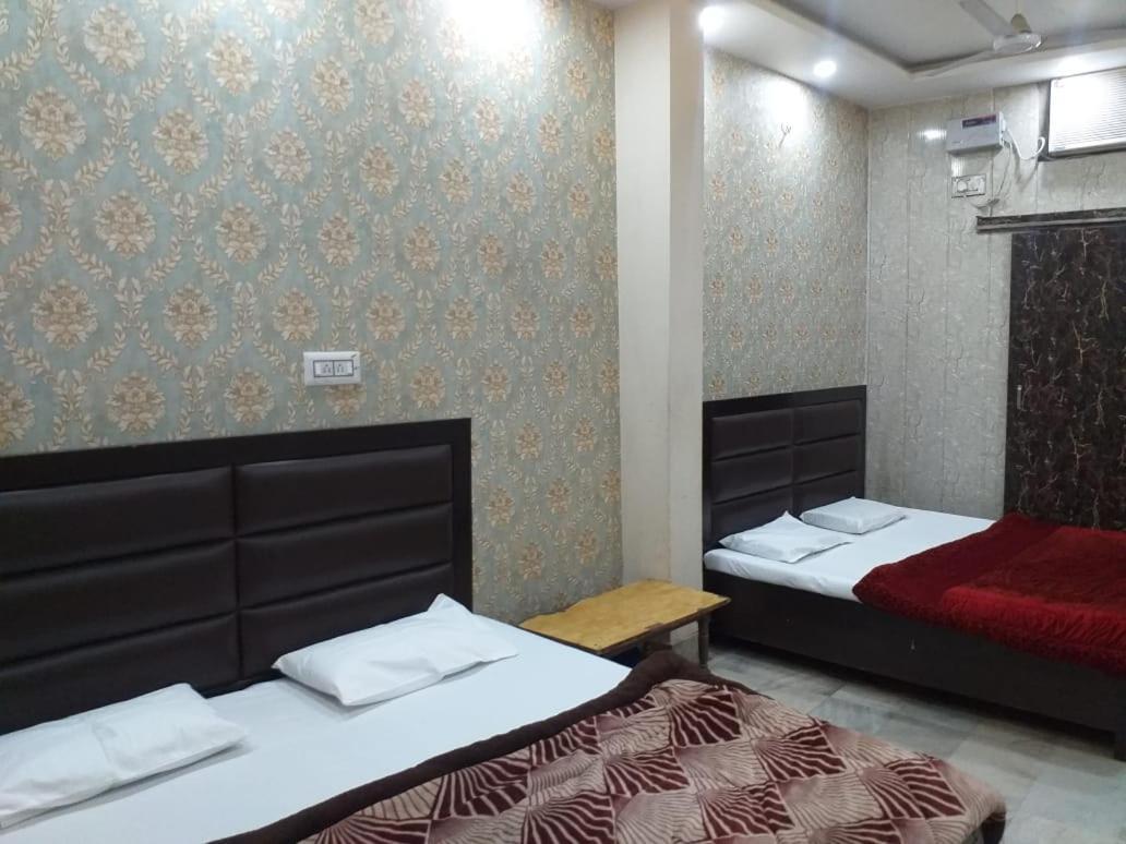 Abhiraj Guest House Матхура Экстерьер фото