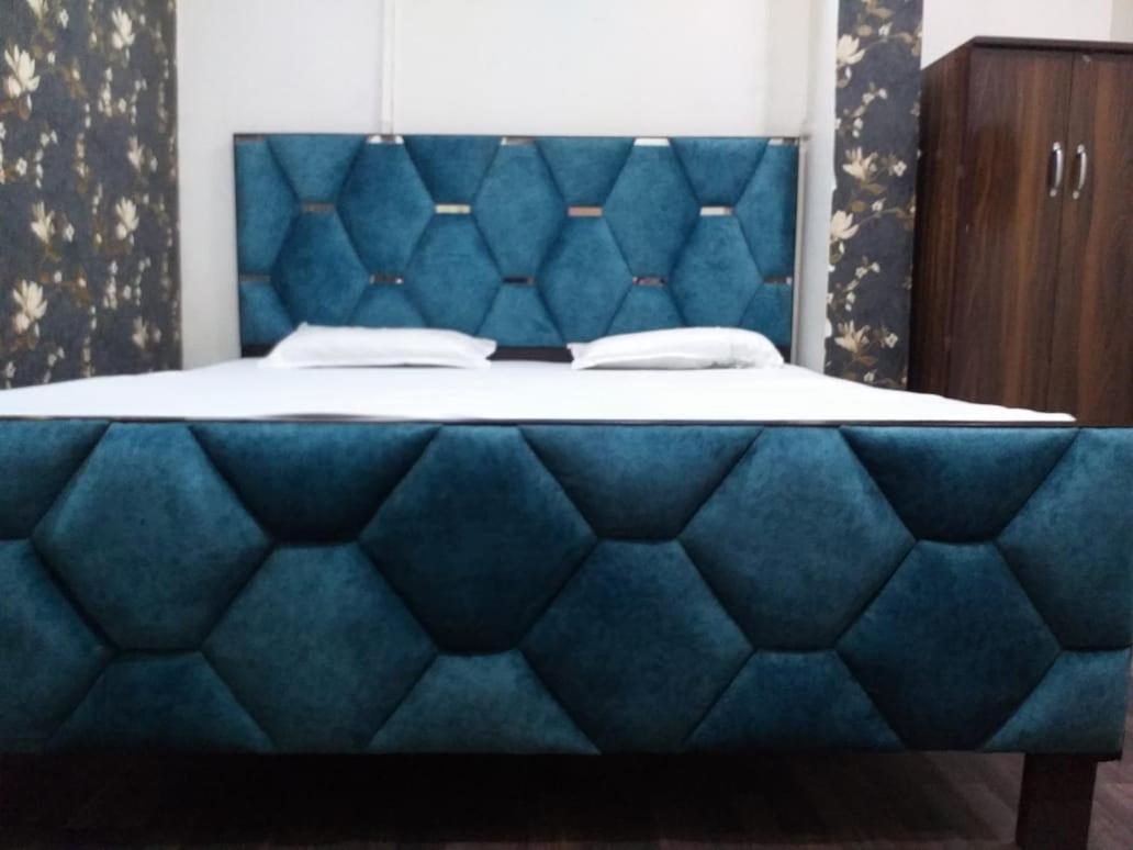 Abhiraj Guest House Матхура Экстерьер фото