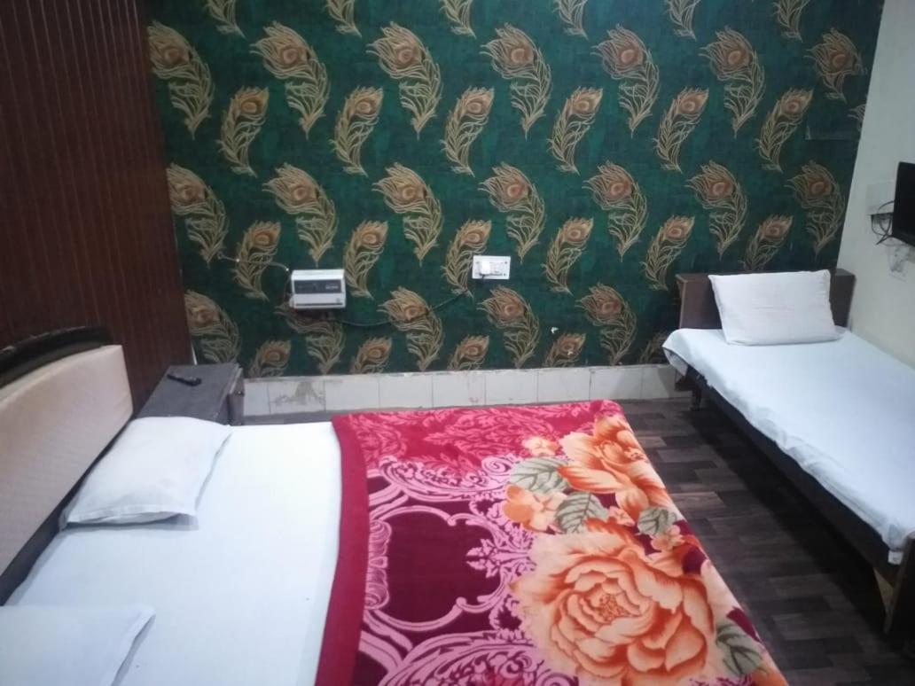 Abhiraj Guest House Матхура Экстерьер фото