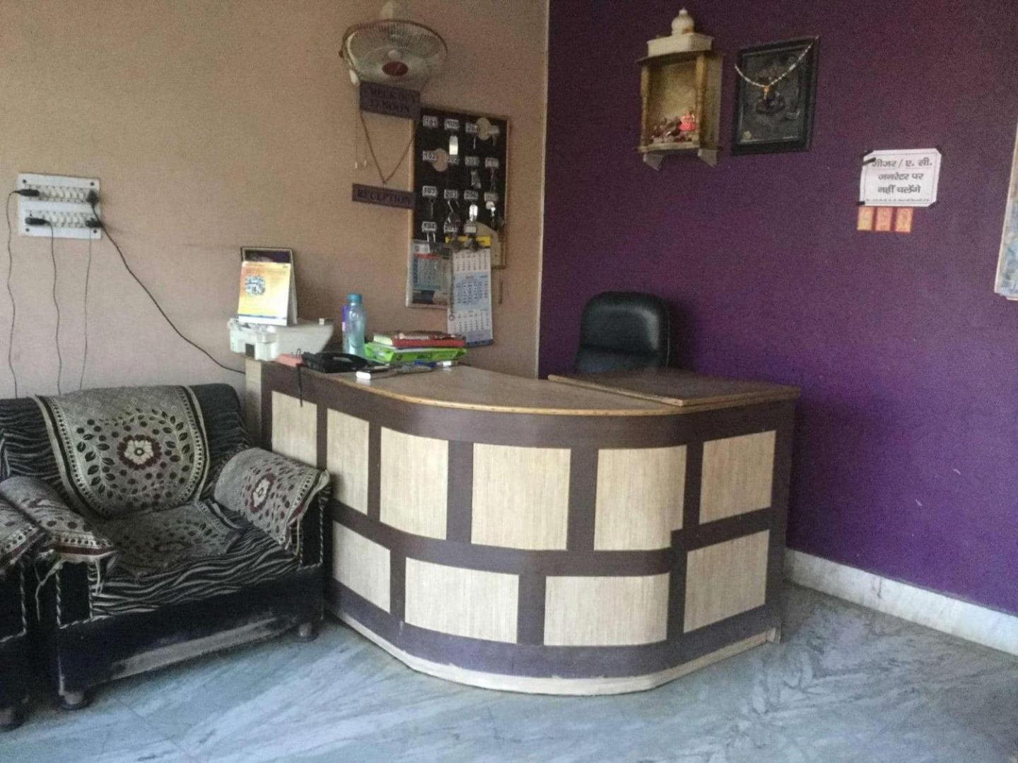 Abhiraj Guest House Матхура Экстерьер фото