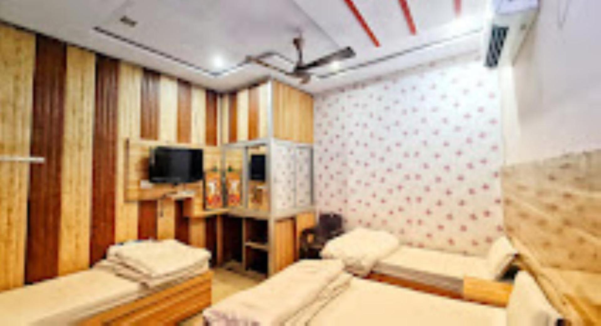 Abhiraj Guest House Матхура Экстерьер фото